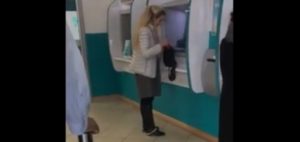 Γυναίκα πιάστηκε με τα εσώρουχο της κάτω μέσα σε ATM- VIDEO