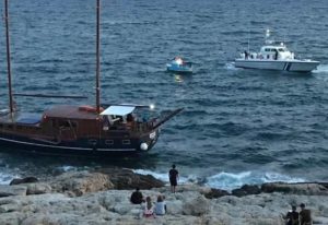 Πειραιάς: Ιστιοφόρο προσάραξε στα βράχια της Πειραϊκής-photo