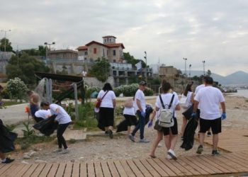 Πειραιάς: Καθαρισμός στα Βοτσαλάκια από εθελοντές της «KFC»