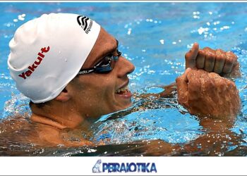 epa05315301 Andreas Vazaios of Greece celebrates winning the gold medal in the Men's 200 m Medley Final of the LEN European Aquatics Championships 2016 in London, Britain, 18 May 2016.  EPA/FACUNDO ARRIZABALAGA