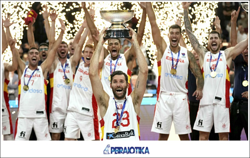 Spain's Rudy Fernandez, center, and his teammates celebrate winning the Eurobasket final basketball match between Spain and France in Berlin, Germany, Sunday, Sept. 18, 2022. Spain defeated France by 88-76. (AP Photo/Michael Sohn)