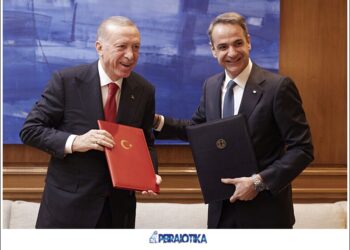 (Ξένη Δημοσίευση) Ο πρωθυπουργός Κυριάκος Μητσοτάκης (Δ) και ο Πρόεδρος της Τουρκίας Ταγίπ Ερντογάν (Recep Tayyip Erdoğan) (Α), υπέγραψαν τη διακήρυξη φιλίας και καλής γειτονίας, κατά τη διάρκεια της συνάντησής τους στο Μέγαρο Μαξίμου , Πέμπτη 07 Δεκεμβρίου 2023. Η συνάντηση γίνεται στο πλαίσιο της επίσκεψης του Προέδρου της Τουρκίας Ταγίπ Ερντογάν (Recep Tayyip Erdoğan), επ' ευκαιρία του 5ου Ανώτατου Συμβουλίου Συνεργασίας Ελλάδας – Τουρκίας που πραγματοποιείται στην Αθήνα.  ΑΠΕ-ΜΠΕ/ΓΡΑΦΕΙΟ ΤΥΠΟΥ ΠΡΩΘΥΠΟΥΡΓΟΥ/ΔΗΜΗΤΡΗΣ ΠΑΠΑΜΗΤΣΟΣ