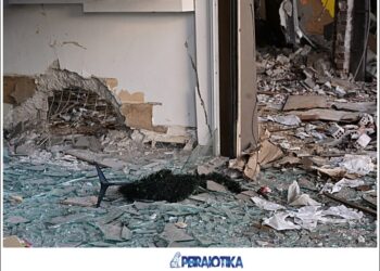 Ισχυρή έκρηξη σε είσοδο πολυκατοικίας στην οδό Φίλωνος, στο κέντρο του Πειραιά, με αποτέλεσμα να υποστούν σοβαρές υλικές ζημιές το κτήριο και τα παρακείμενα καταστήματα σε ακτίνα περίπου 300 μέτρων, Τετάρτη 13 Δεκεμβρίου 2023. Από το συμβάν δεν αναφέρθηκαν τραυματισμοί. 
(ΜΙΧΑΛΗΣ ΚΑΡΑΓΙΑΝΝΗΣ/EUROKINISSI)