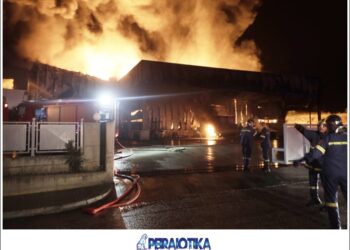 Παραδόθηκε τις βραδινές ώρες στις φλόγες εργοστάσιο στη Βιομηχανική Περιοχή της Λαμίας, Κυριακή 19 Μαΐου 2024. Καταστράφηκε ολοσχερώς το εργοστάσιο της εταιρείας Γιαννίτση στην βιομηχανική περιοχή της Λαμίας από πυρκαγιά που ξέσπασε στις 9.30 το βράδυ της Κυριακής χωρίς μέχρι στιγμής να έχει διευκρινιστεί η αιτία.Το συγκεκριμένο εργοστάσιο είχε ετοιμάσει πριν από δυο ημέρες τα σχολικά γεύματα από τα οποία προκλήθηκε μαζική τροφική δηλητηρίαση σε μαθητές σχολείων της περιοχής. Στις 9.30 ειδοποιήθηκε η Πυροσβεστική και μέσα σε λίγα λεπτά έσπευσαν οι πυροσβέστες από την 7η ΕΜΑΚ, που βρίσκονται 200 μέτρα μακριά από το εργοστάσιο. Ωστόσο οι φλόγες είχαν τυλίξει το μεγαλύτερο μέρος του εργοστασίου και οι πυροσβέστες προσπαθούσαν από διάφορα τμήματα να συγκρατήσουν την ορμή τους.Δευτέρα 20 Μαΐου 2024. ΑΠΕ-ΜΠΕ/ΑΠΕ-ΜΠΕ/ΑΡΗΣ ΜΑΡΤΑΚΟΣ